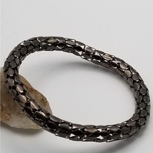 Snake mesh metallic slinky bracelet. B437